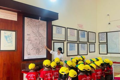 🇻🇳 TRƯỜNG MẦM NON LÝ SƠN 🇻🇳 NHIỆT LIỆT CHÀO MỪNG “ĐẠI LỄ KỈ NIỆM 50 NĂM NGÀY GIẢI PHÓNG MIỀN NAM THỐNG NHẤT ĐẤT NƯỚC” 🇻🇳   Trường Mầm non Lý Sơn tổ chức hoạt động trải nghiệm “Tham quan danh lam thắng cảnh – di tích lịch sử địa phương” để các con được tìm hiểu về lịch sử, cảnh đẹp của quê hương qua lăng kính tuổi thơ.  ======================= 🌟 Mầm non Lý Sơn🌟