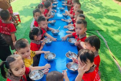 TRƯỜNG MẦM NON LÝ SƠN Thực hiện Kế hoạch nhiệm vụ năm học 2024-2025 và kế hoạch lồng ghép giáo dục kỹ năng sống cho trẻ mầm non. Vào ngày 22/4/2025 trong không khí vui tươi ấm áp, nhà trường đã tiến hành tổ chức buổi Tiệc Buffet cho trẻ mầm non, thông qua buổi tiệc các con được vui chơi, học hỏi, trò chuyện giao lưu giữa các khối, lớp. Tham gia biểu diễn các tiết mục văn nghệ thật vui tươi hồn nhiên.. ✨ Điểm nhấn của bữa tiệc với tiêu chí 3 ngon : “Ngon mắt – Ngon mũi – Ngon miệng” 🍤🍡Bàn tiệc ngập tràn những món ăn ngon miệng, bổ dưỡng được bày biện đẹp mắt. 👉 Tạo cho trẻ cơ hội trải nghiệm các kỹ năng, thói quen tự phục vụ, hành vi ăn uống văn minh. 👉👉 Trẻ có cơ hội giao lưu, học hỏi, trao đổi về các món ăn, thói quen ăn uống lịch sự, hình thành một số kỹ năng trong ăn uống và giao tiếp. 👬Các bé hào hứng thưởng thức và tự tay chọn lựa những món mình yêu thích