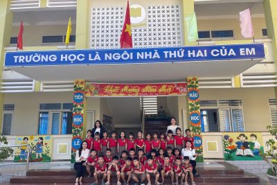 🌈CHUYẾN THAM QUAN TRƯỜNG TIỂU HỌC – BƯỚC ĐI NHỎ, HÀNH TRÌNH LỚN CỦA CÁC BÉ MẪU GIÁO LỚN🌈        Nhằm giúp các bé chuẩn bị tâm thế vững vàng cho hành trình chuyển tiếp từ mầm non lên tiểu học. Trường Mầm non  Lý Sơn đã tổ chức một buổi tham quan đầy ý nghĩa tại Trường Tiểu học số I An Vĩnh.  Hôm nay ngày 6/5/2025 các bé Mẫu giáo 5 tuổi đã háo hức với trang phục gọn gàng và ánh mắt rạng ngời  trong niềm vui  phấn khởi được gặp các anh chị học học sinh tiểu học.       Tại ngôi trường tiểu học, các con được  quý cô giáo, thầy giáo chào đón với sự yêu thương nồng nhiệt, các con đuọc tham quan khuôn viên trường, lớp học. Các phòng bộ môn như âm nhạc , nghệ thuật, tin học… sân chơi thể thao… những nơi quen thuộc mà các bé sẽ được học tập trong năm học đến!  Các bé còn được ngồi thử vào bàn học lớp 1, xem các anh chị học sinh đang học tập và tham gia một số hoạt động trải nghiệm thú vị. Nhiều bé tỏ ra thích thú và không ngần ngại chia sẻ cảm xúc: “Con thấy lớp học tiểu học rất đẹp!”, “ Khi nào con được học lớp 1 vậy cô ?.  Chuyến đi không chỉ mang đến niềm vui, sự phấn khởi mà còn giúp các bé làm quen với môi trường học tập mới, từ đó tạo dựng sự tự tin, sẵn sàng bước vào một giai đoạn học tập quan trọng trong cuộc đời.  Vơi sự quan tâm của BGH nhà trường quý phụ huynh và đặc biệt là BGH Trường Tiểu học số 1 An Vĩnh đã tạo điều kiện phối hợp thuận lợi. Hi vọng rằng các bé lớp Mẫu giáo lớn sẽ có một hành trang thật vững vàng, tự tin bước vào lớp 1 trong năm học tới! 🍀🍀 _____________________ #TrườngMầmnonLýSơn🏫🏫 #TrườngTiểuhọcsốIAnVĩnh #Nơituổithơlớnlêntrongyêuthương ❤️
